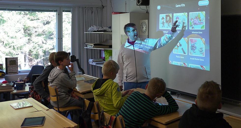 Digikoulun opettaja Osku Kannisto kertoi oppilaille ohjelmoinnissa käytettävästä ohjelmasta.