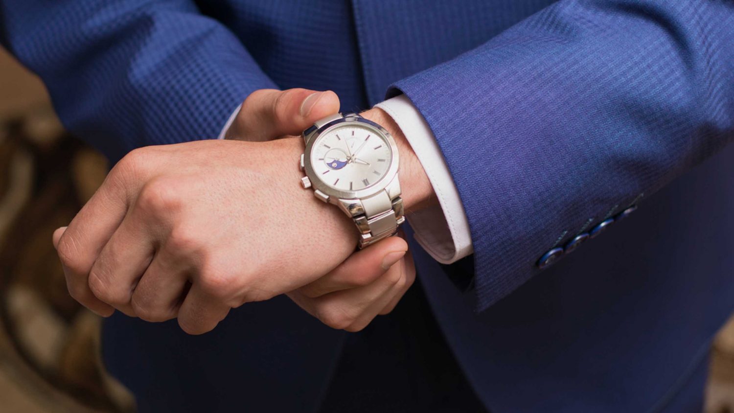 Business watches. Часы на руке мужчины. Мужчина с часами на руке. Мужские часы на руке. Дорогие часы на руке.