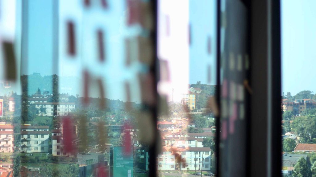 Näkymä Kampalaan Hive Colabin post-it -lappujen värittämästä ikkunasta.